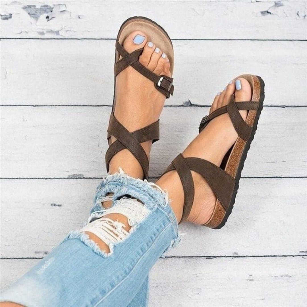 Flat sandals with adjustable buckle straps