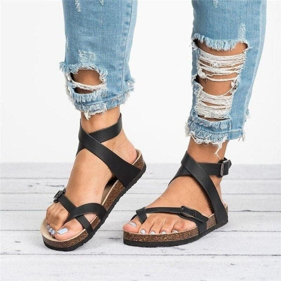 Flat sandals with adjustable buckle straps