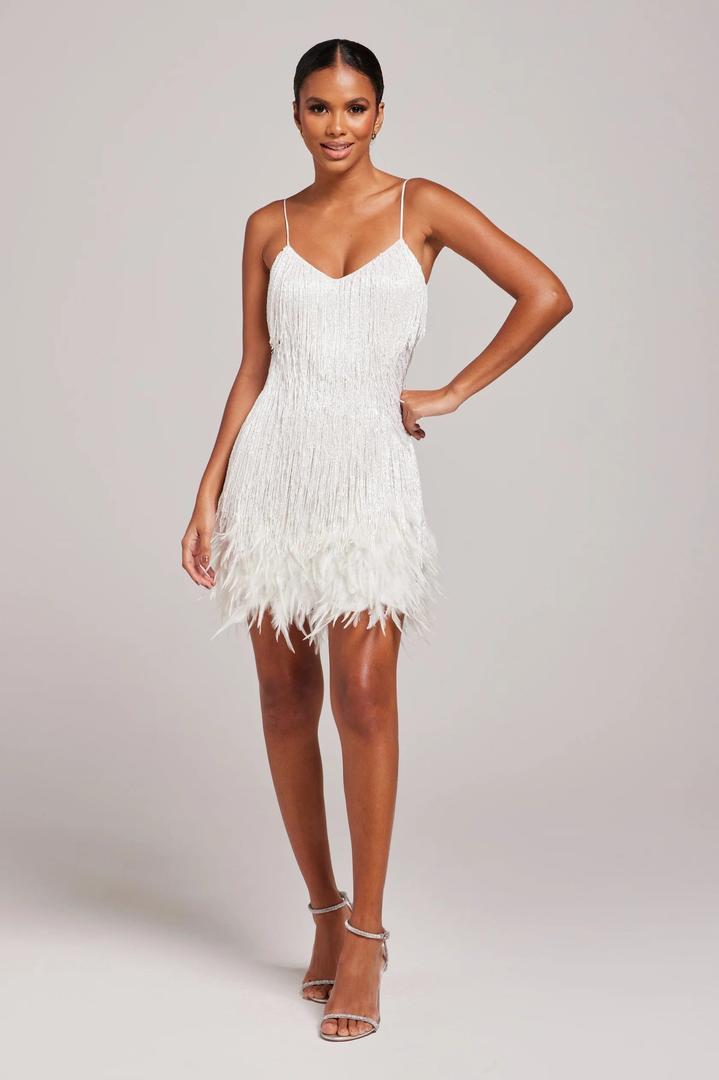 Sleeveless cocktail dress with fringes and feathers
