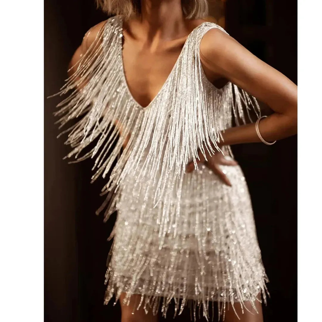 Sleeveless cocktail dress with fringes and feathers