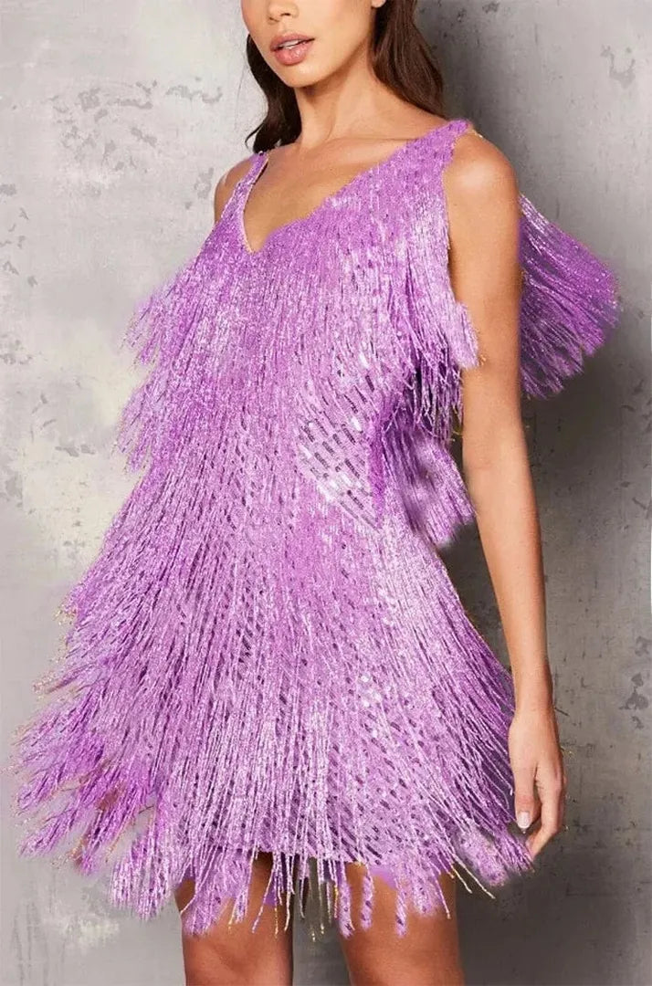 Sleeveless cocktail dress with fringes and feathers