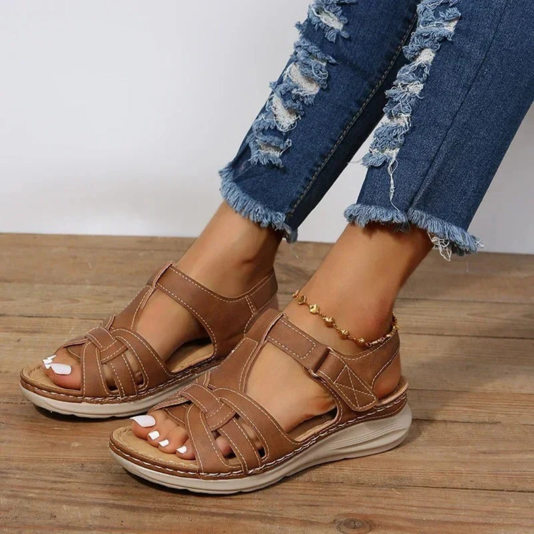 Leather strappy sandals with contrast stitching