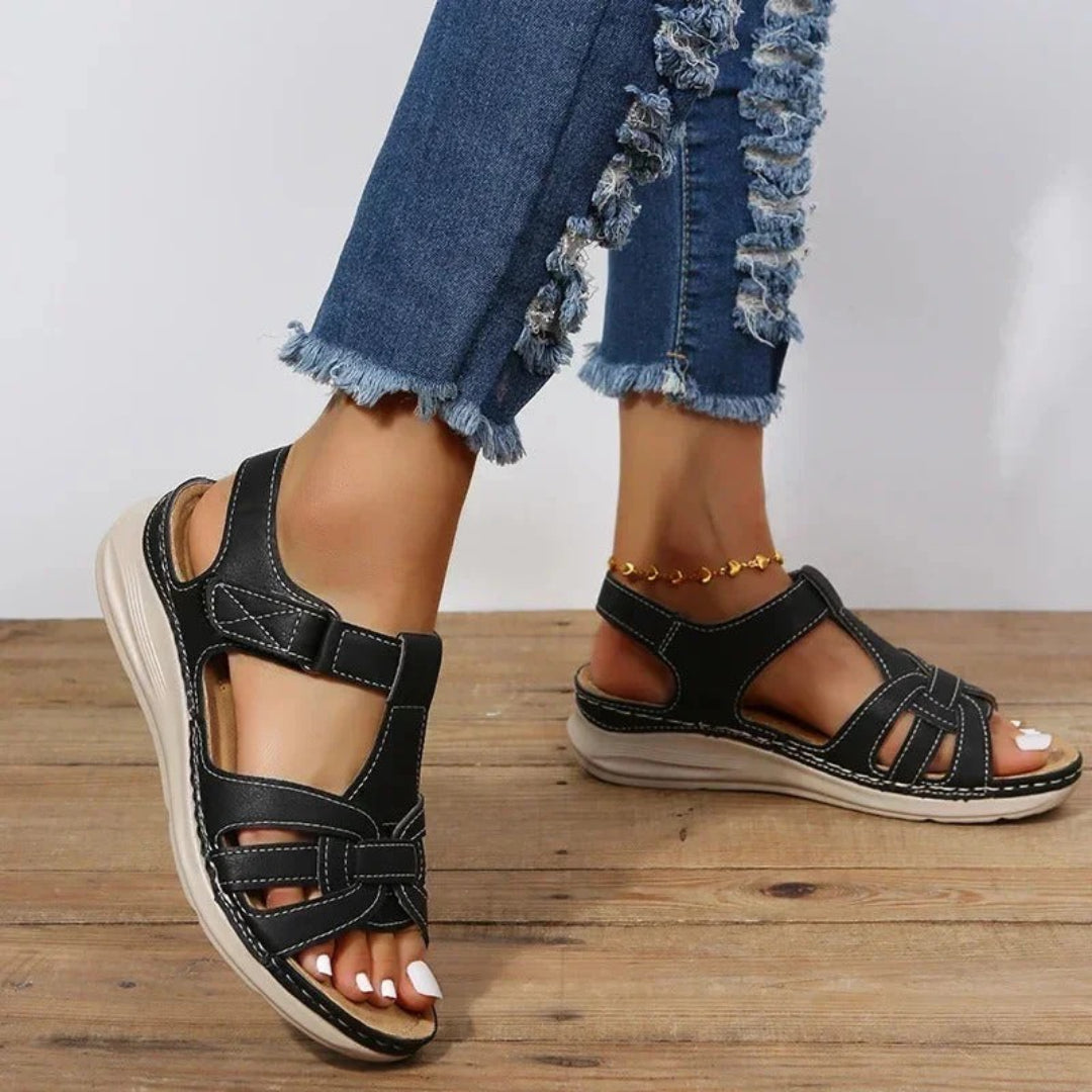 Leather strappy sandals with contrast stitching