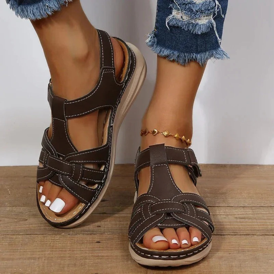 Leather strappy sandals with contrast stitching
